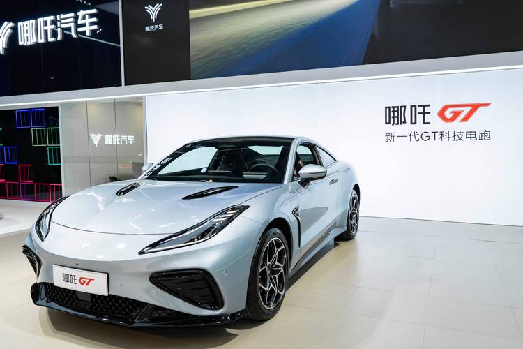 佛山54哪吒汽车在智能汽车领域的表现，领途汽车在新能源汽车市场中的影响力